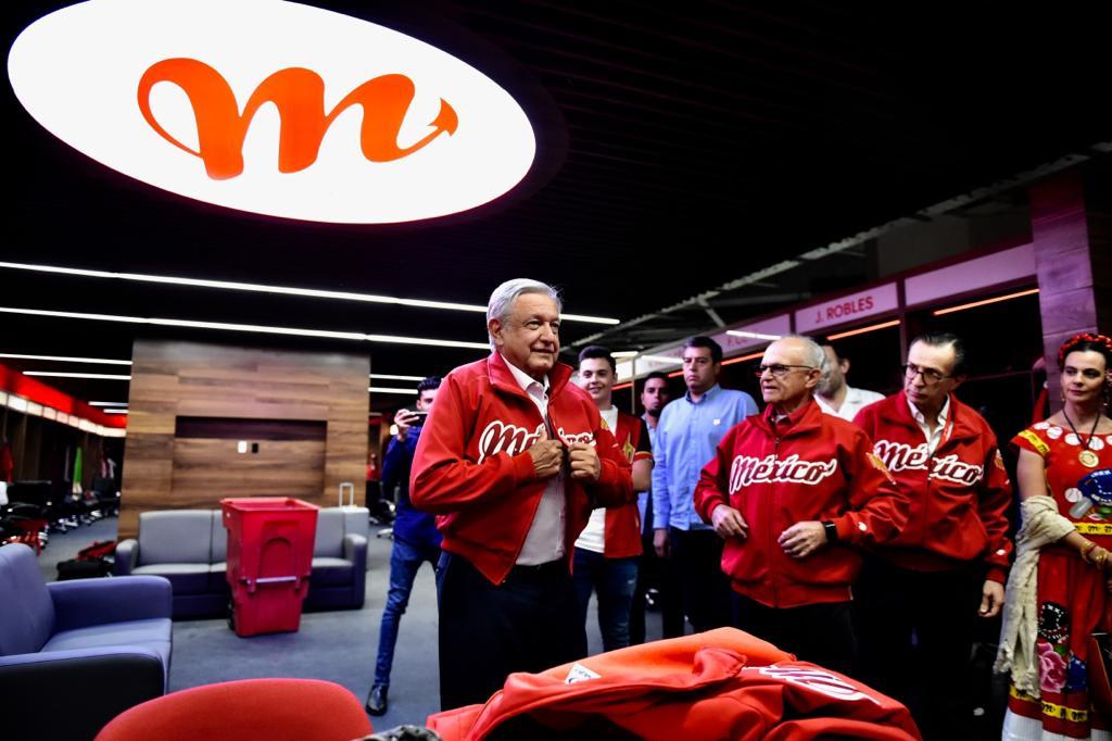 AMLO se puso la chamarra de los Diablos Rojos del México, que estrenó nuevo estadio. (Presidencia)