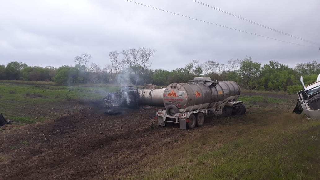 Choque de tráileres en carretera Victoria Matamoros