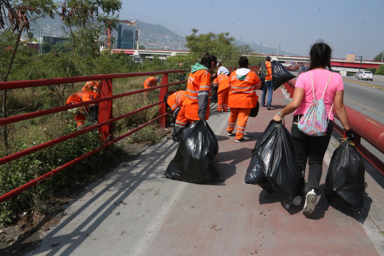 Colaboró una cuadrilla de trabajadores de la Secretaría de Servicios Públicos de Monterrey. Foto: Leonel Rocha