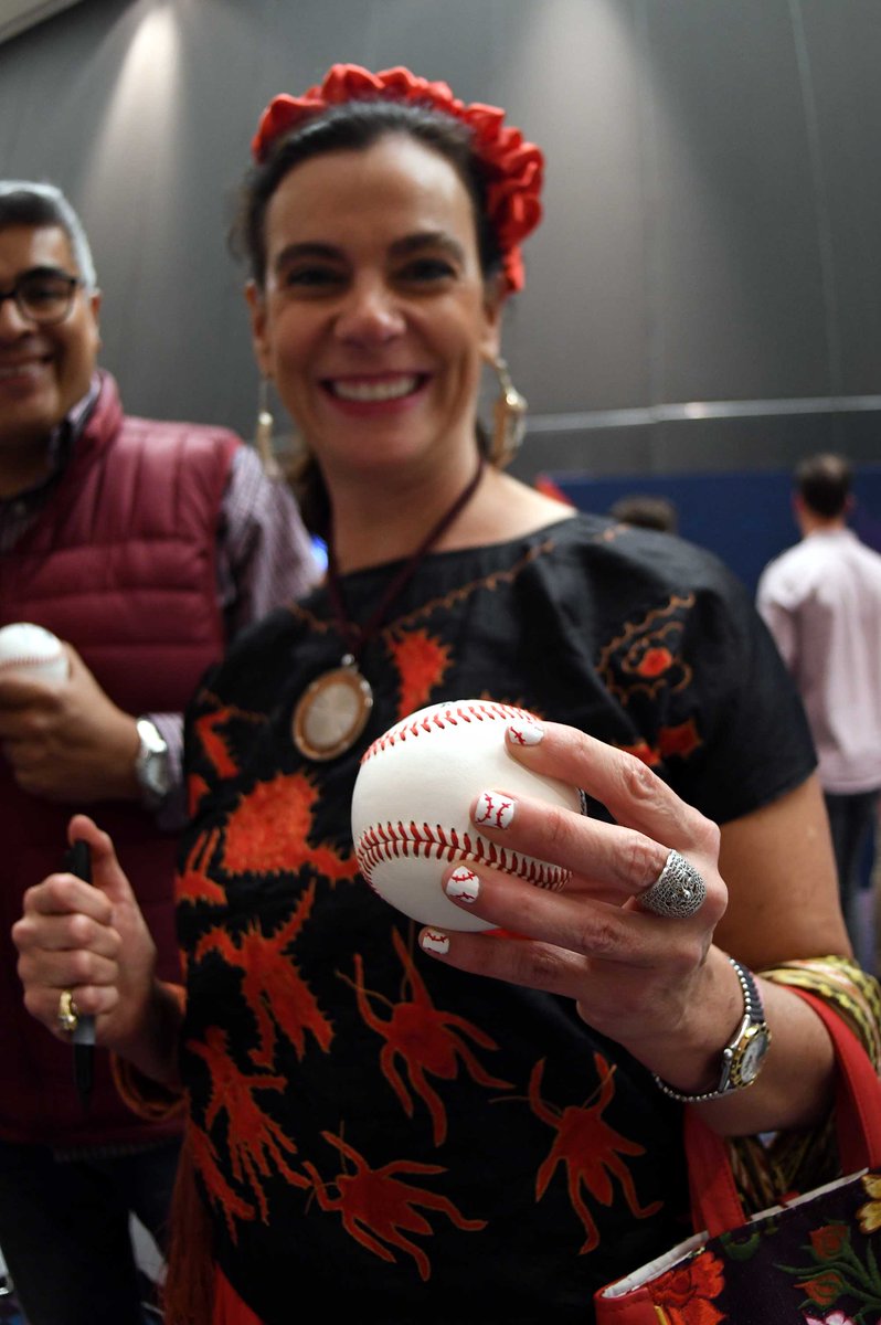 Esposa de Alfredo Harp Helú presume sus uñas beisboleras (Twitter @henrygutierrezp)