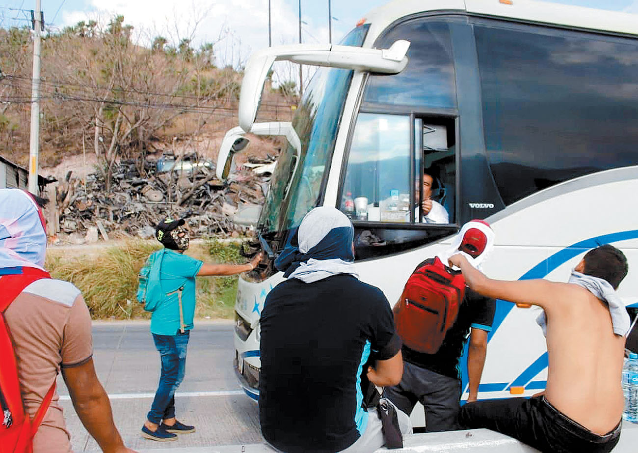 Estudiantes cerraron la autopista hasta que consiguieron audiencia en la Ciudad de México. (Especial)