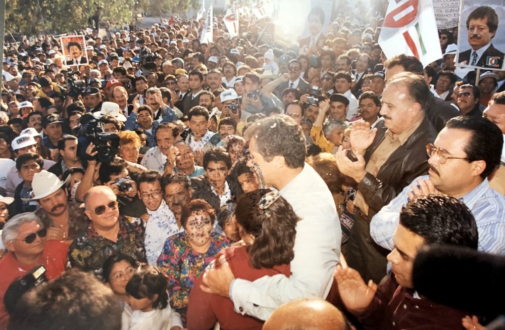 Toda la gente quería hablar con Luis Donaldo Colosio a su llegada a Lomas Taurinas