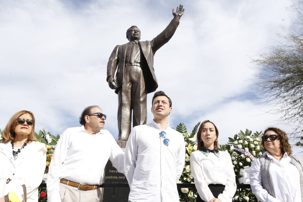 Guardan un minuto de silencio en el monumento a Luis Donaldo Colosio, en la Plaza Monumental de Magdalena de Kino, Sonora (Héctor Téllez)