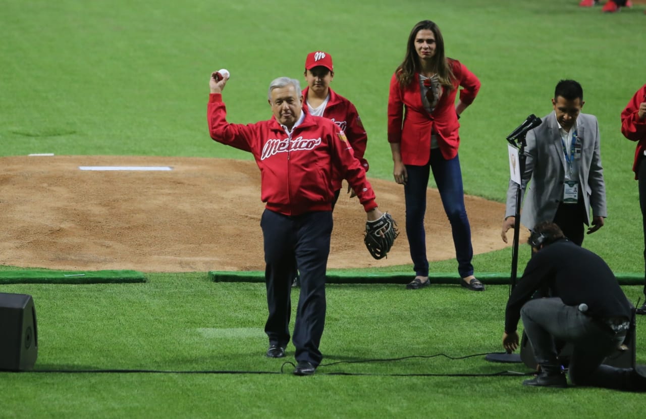 El presidente Andrés Manuel López Obrador hace el lanzamiento de la primera bola en el estadio Alfredo Harp Helú (Javier Ríos)