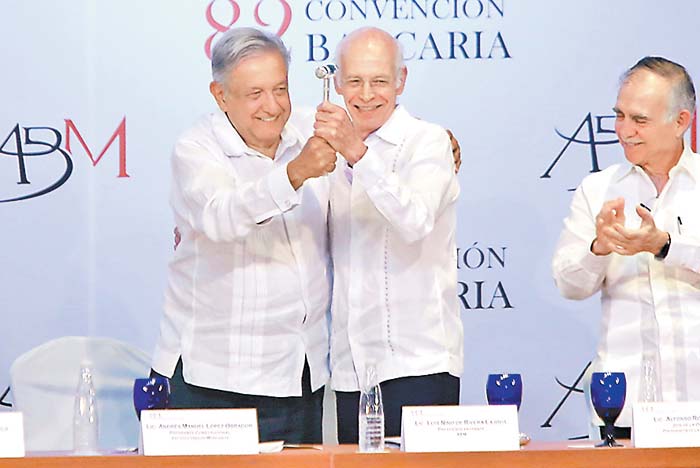 El Presidente fue testigo del cambio de estafeta en la ABM. Juan Carlos Bautista