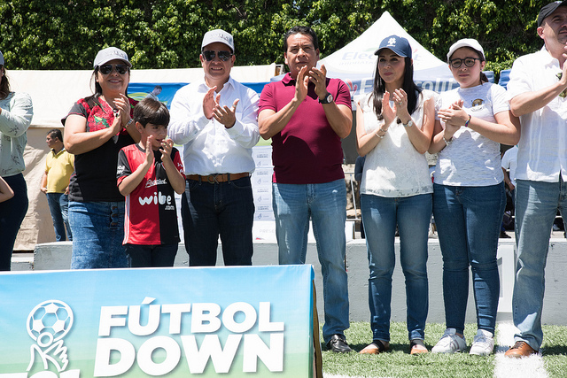 Alberto Coyote (Centro) acudió a la final del torneo Futbol Down