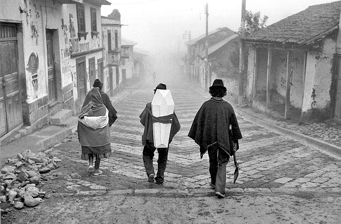 "Camino al camposanto", Ecuador, 1988, un encuentro con lo inesperado.  (Flor Garduño)