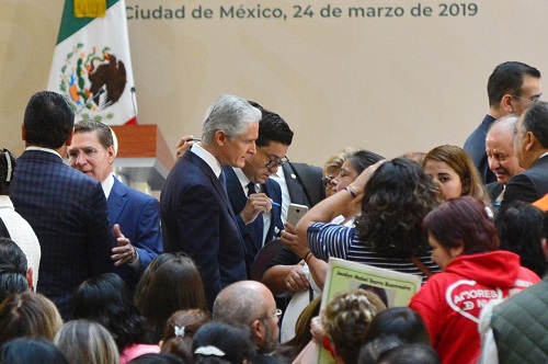 El gobernador durante el acto público. (Especial)