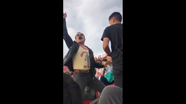 El imitador de Freddie Mercury hizo el gesto que el cantante realizó en el concierto de Live AID. (Captura de pantalla)