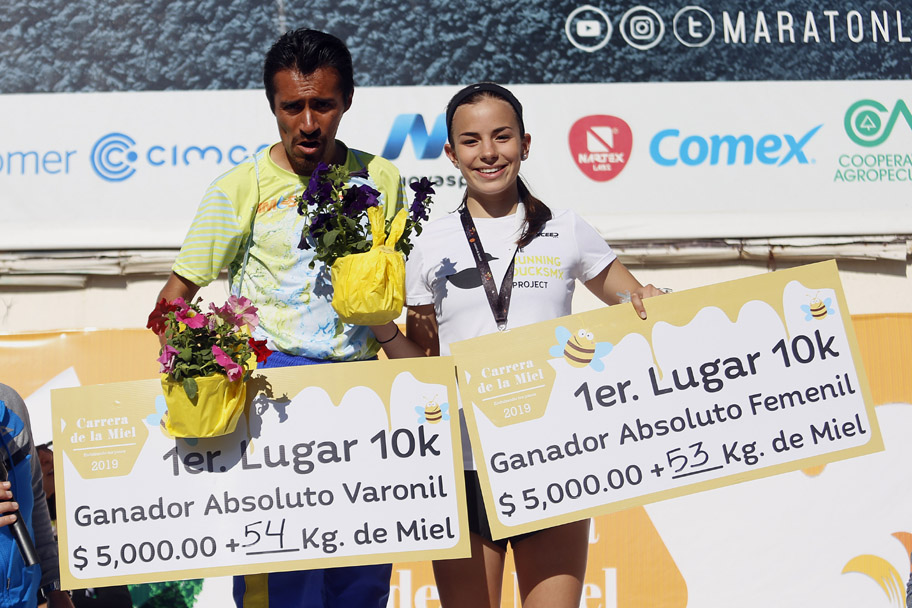 Miguel Ángel Hernández Rubio y Fátima Alanís Miñarro, ganadores en distancia de 10 kilómetros. (Rolando Riestra)