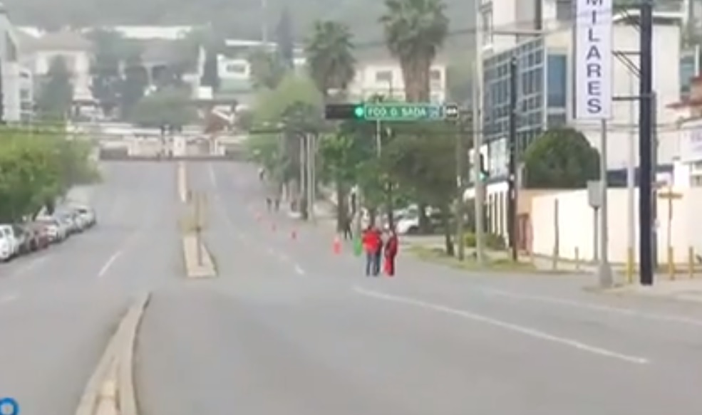 Personal de Vialidad y Tránsito de Monterrey realizó cierres viales . Foto: Especial