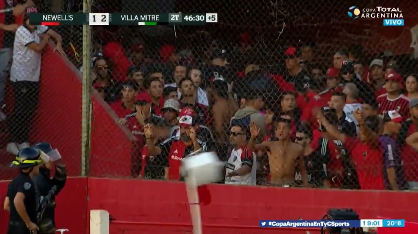 Policías son agredidos con inodoros en Copa de Argentina (Especial)