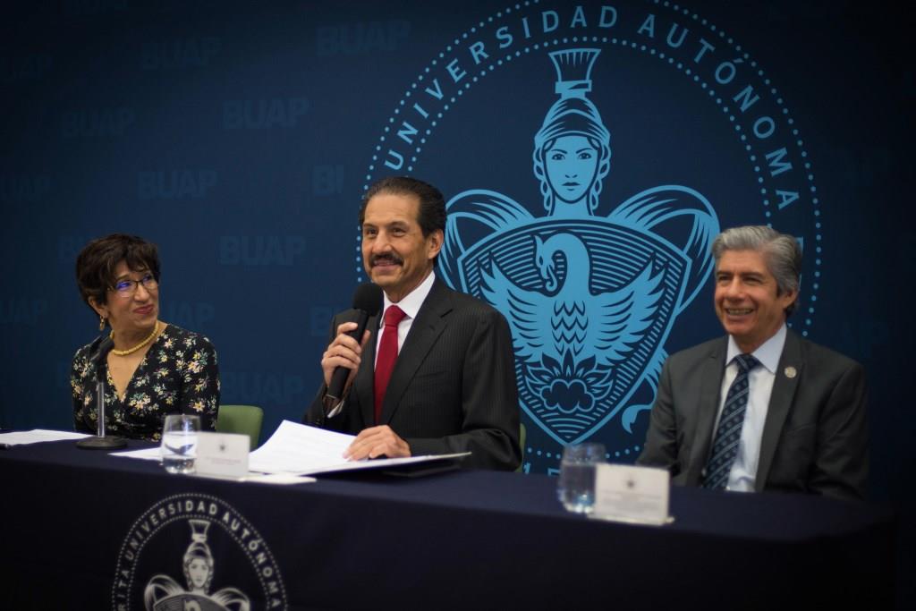 El rector Alfonso Esparza Ortiz destacó que el SIA de la UAP,  permitirá optimizar el manejo de documentos de las dependencias (Especial)