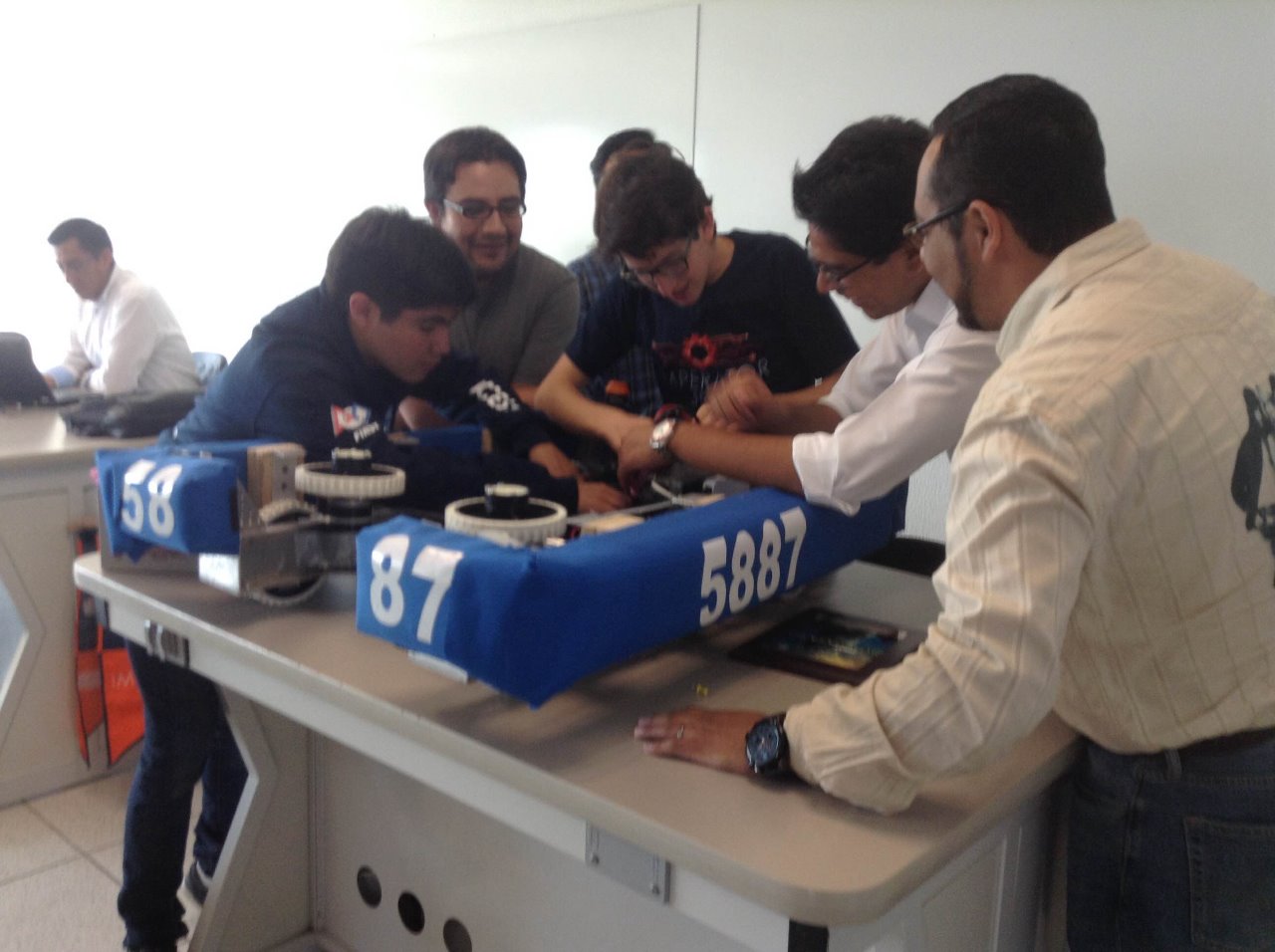 El robot del equipo del ITESM Puebla llegó a la final que tuvo como protagonistas a los seis mejores representantes de todo el país (Jaime Zambrano)