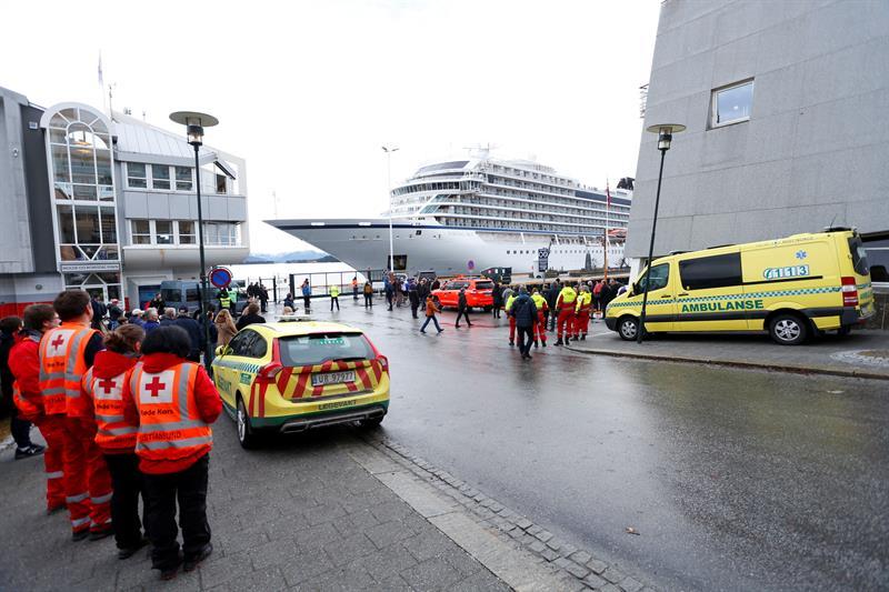El "Vikings Sky", de 227 metros de eslora, entrando a los muelles de Noruega.