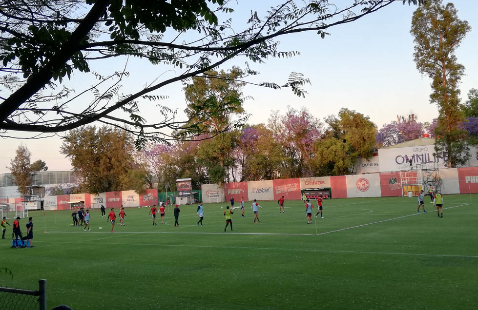Chivas comenzó  la práctica a las 17:00 horas, con plantel dividido en dos grupos (Marilú Tovar)