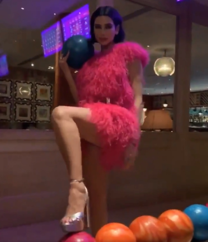 Dua Lipa jugando al boliche con tacones (Twitter @DUALIPA)