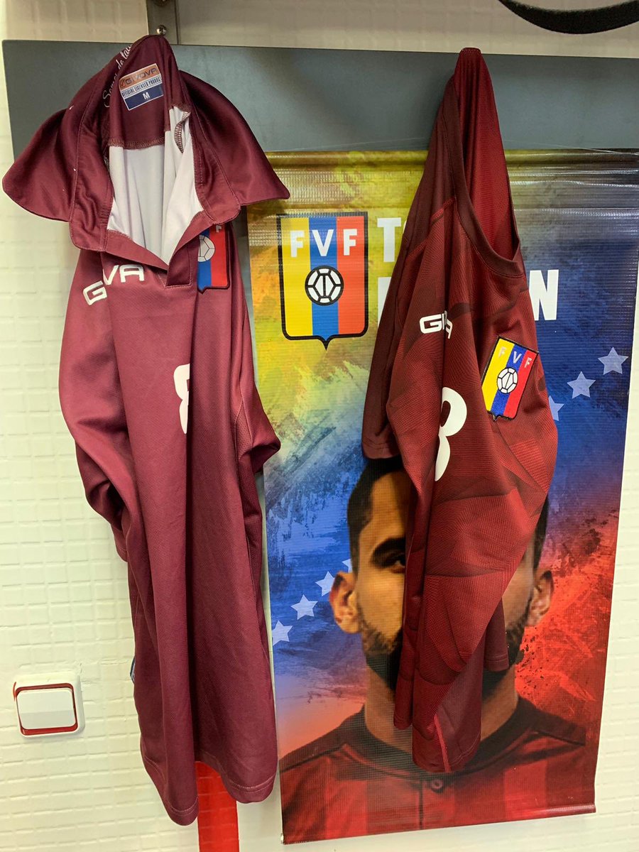 Jugador de Venezuela denuncia falta de playeras en partido ante Cataluña (Twitter @TomasRincon5)