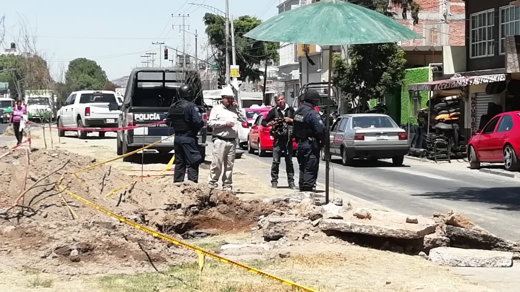 Personal de Pemex realiza trabajos en la zona. (Gabriel Ortega)