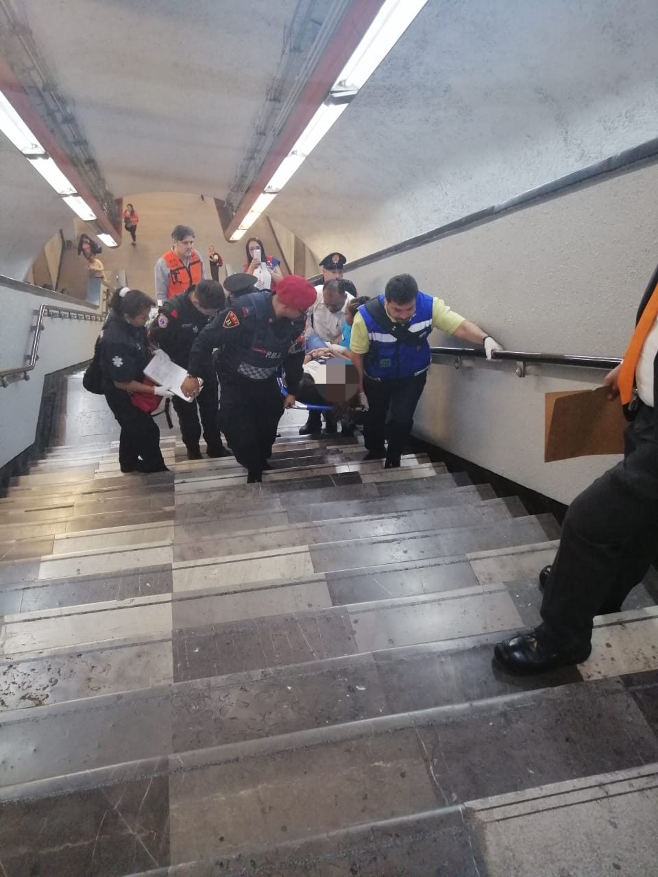 Policías sacaron en camilla a la embarazada que cayó en las escaleras del Metro Auditorio. (Especial)