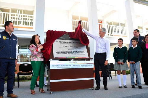 En Villa Guerrero inauguró la rehabilitación de una secundaria. (Especial)
