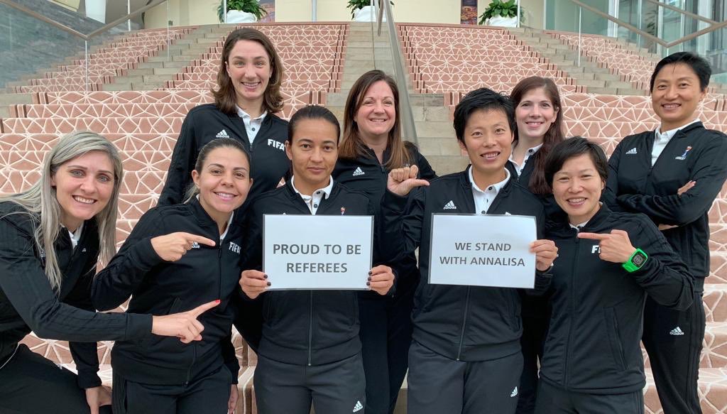 Árbitras del Mundial Femenino se unen contra la discriminación de género (Twitter @fifamedia)
