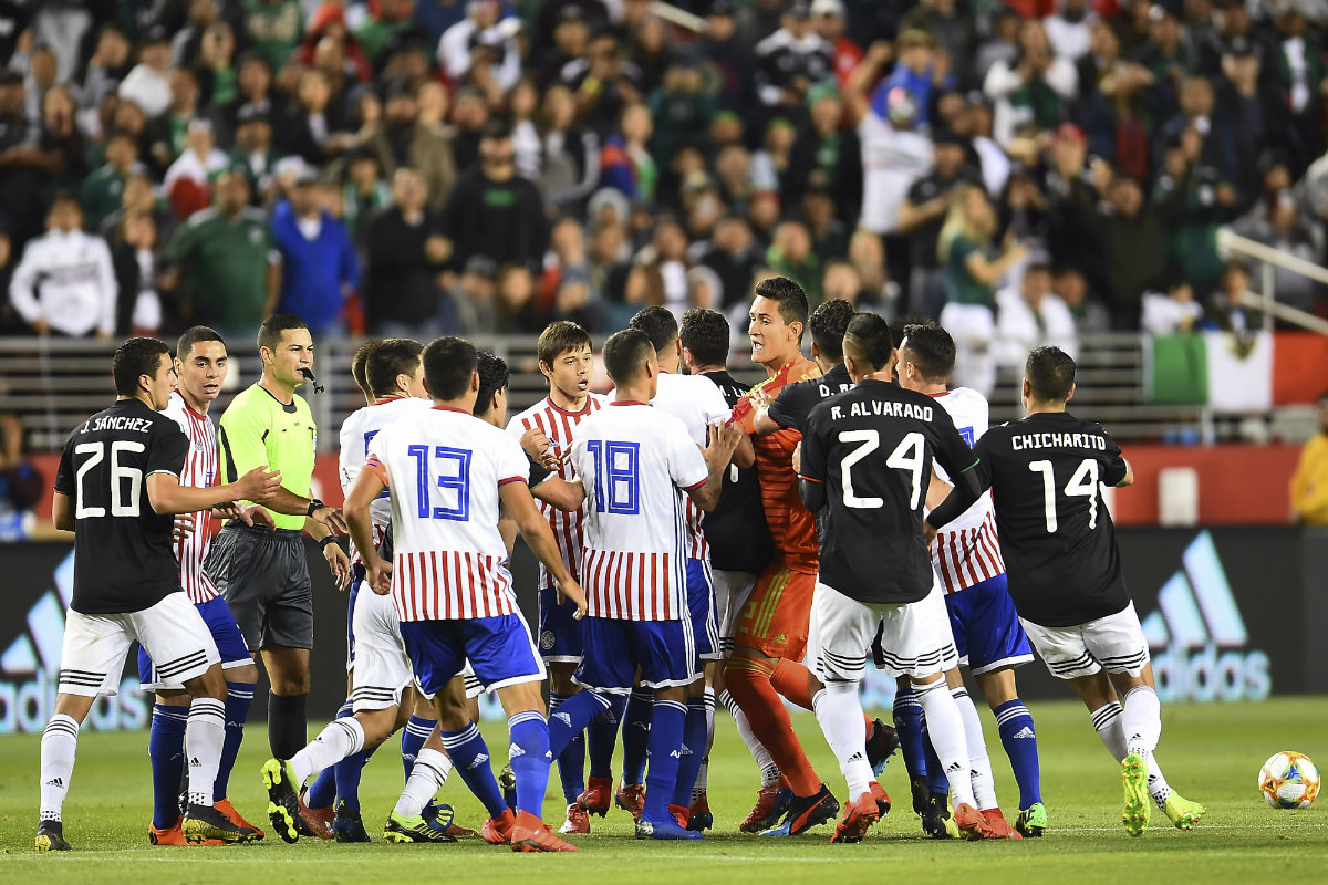 Conato de bronca entre jugadores de México y Paraguay (Mexsport)