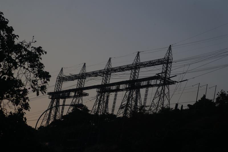 Los cortes de luz aún persisten en algunas zonas de la capital venezolana. (EFE)
