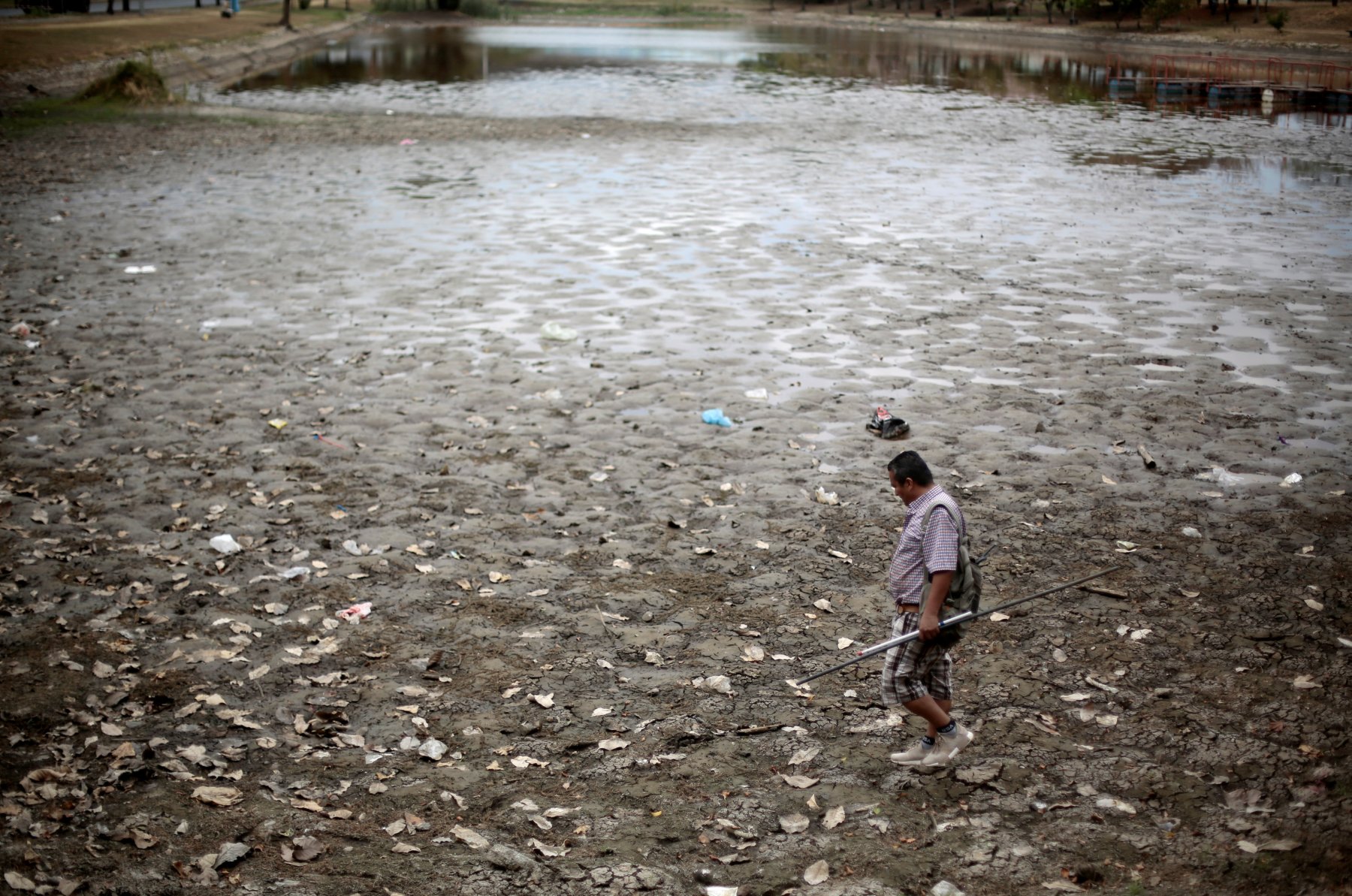 Costa Rica. Un hombre camina por la orilla de un lago afectado por una sequía, en el Parque de la Paz en San José. (Reuters)
