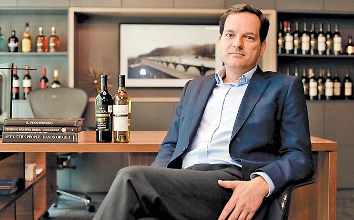 La empresa experimenta con vasijas de barro del siglo XVI, explica Murillo. Nelly Salas