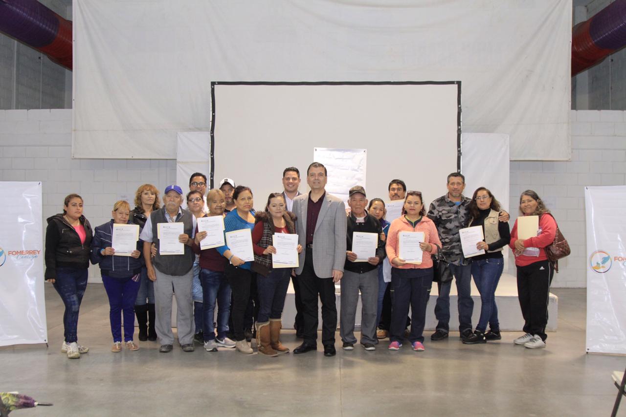 Eugenio Montiel Amoroso, director ejecutivo de Fomerrey, junto a las 11 familias de Juárez (Foto: Especial).