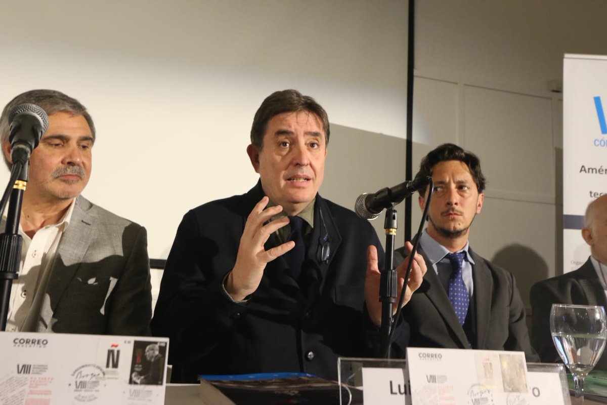 García Montero durante la conferencia de prensa del Congreso de la Lengua. (Twitter: @InstCervantes)