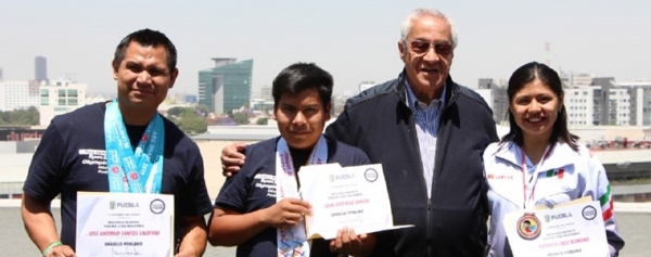 El gobernador Guillermo Pacheco Pulido entregó reconocimientos a 19 jóvenes poblanos (Especial)