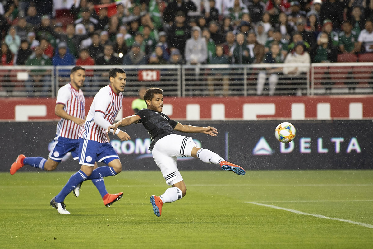 Jonathan dos Santos abrió el marcador con un gol de volea (Imago7)