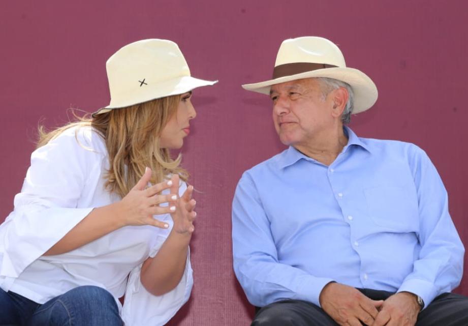 La gobernadora de Sonora con el Presidente.