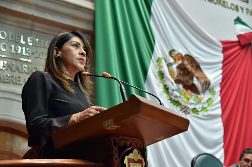 Le legisladora durante la presentación de la iniciativa ante el pleno. (Especial)
