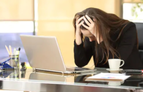 En su libro "Dying for a paycheck", Jeffrey Pfeffer advierte sobre prácticas tóxicas que destruyen la salud de los empleados. (Shutterstock)