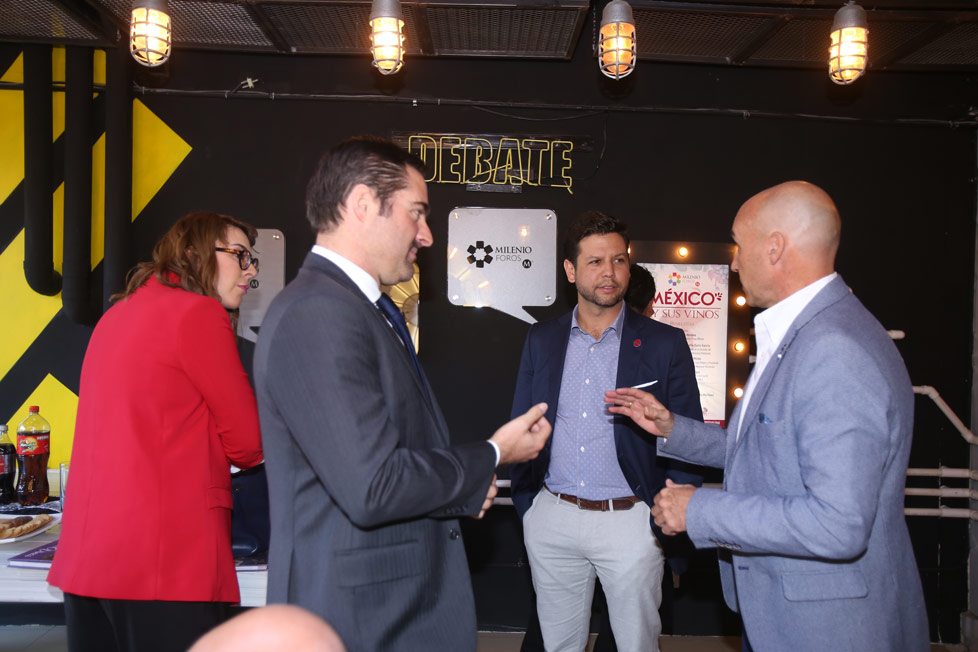 Los panelistas conviviendo previo al foro.