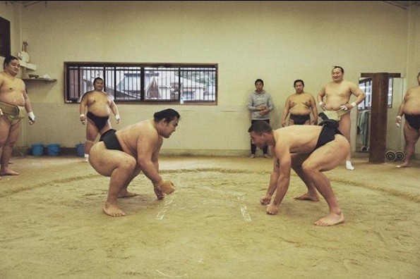Lukas Podolski practica sumo con luchador famoso (Instagram @poldi_official)