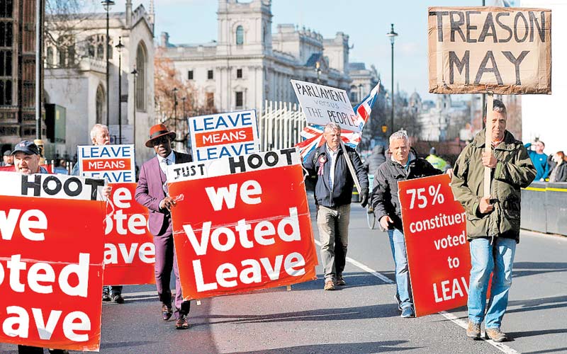 Manifestantes a favor de la salida marcharon ayer en Londres. (Reuters)