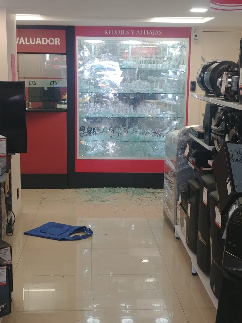 Policías detuvieron a dos sujetos por el robo de una casa de empeño. (Especial)