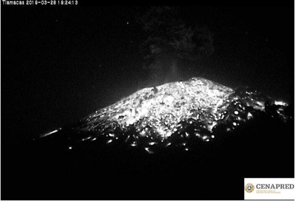 El volcán presentó una explosión que lanzó material incandescente a dos kilómetros sobre las laderas. (Cenapred)