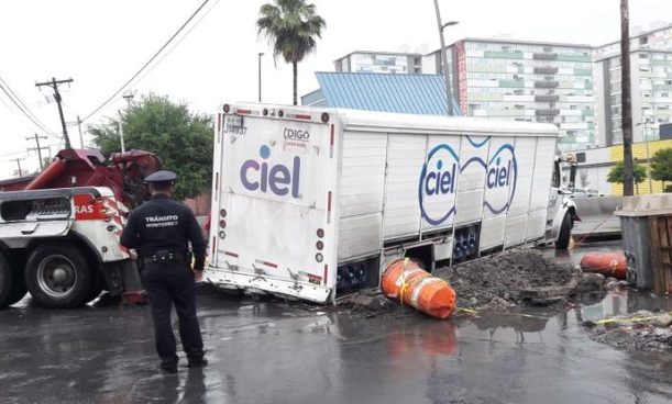 Al lugar acudieron elementos de Tránsito de Monterrey y una grúa. Foto: Especial