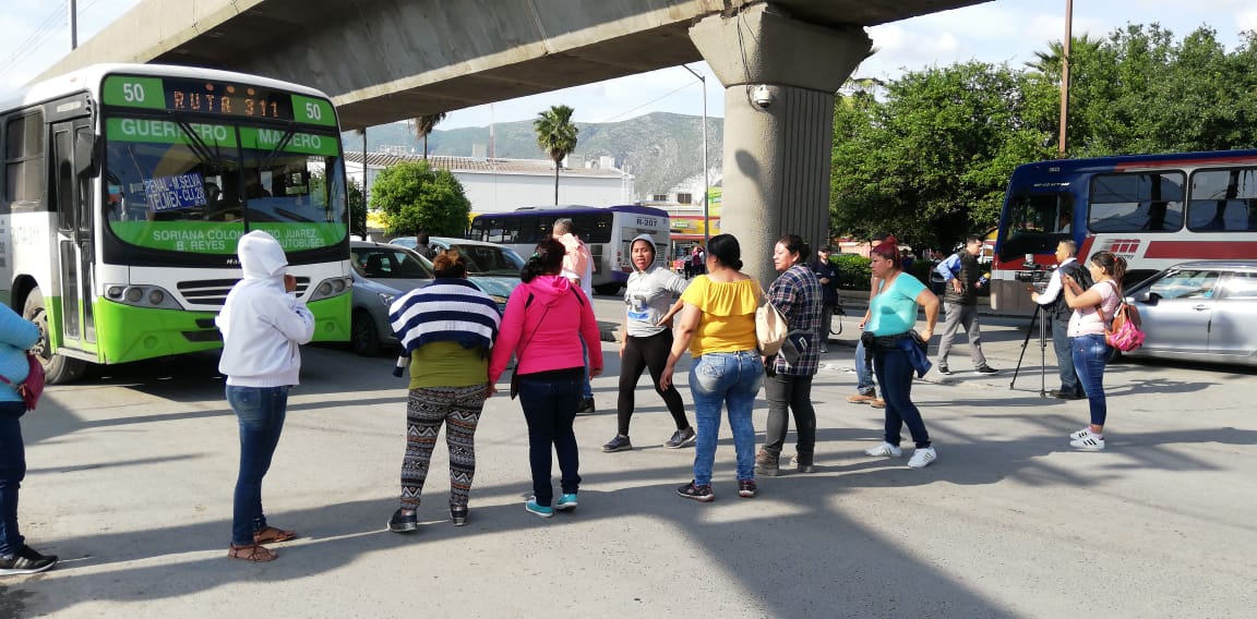 Las avenidas Rodrigo Gómez, Aztlán y Penitenciaría se encuentran tapadas por cientos de familiares. Foto: Orlando Maldonado