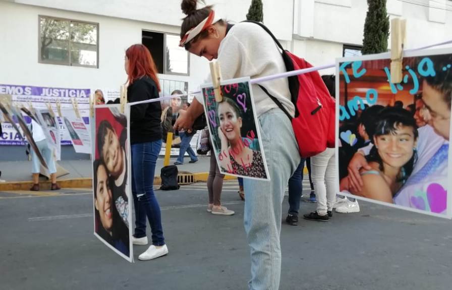 Los familiares colocaron frente a la PGJ un lazo con fotos de las mujeres desaparecidas. | Gabriel Ortega