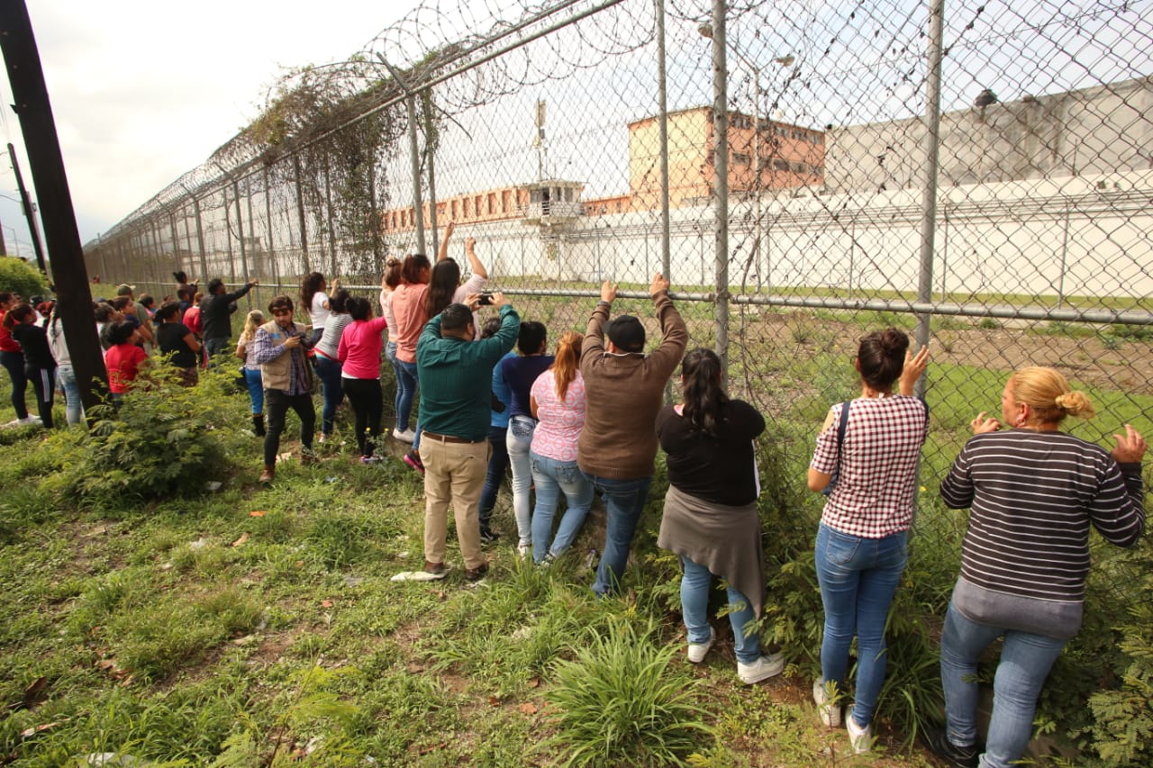 Algunos familiares de internos en el Penal del Topo Chico (Foto: Roberto Alanís).