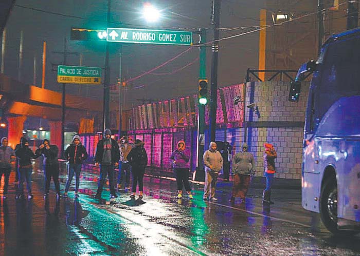 Familiares de los presos protagonizaron un conato de bronca al intentar bloquear el paso de los autobuses en el Topo Chico. ROBERTO ALANÍS