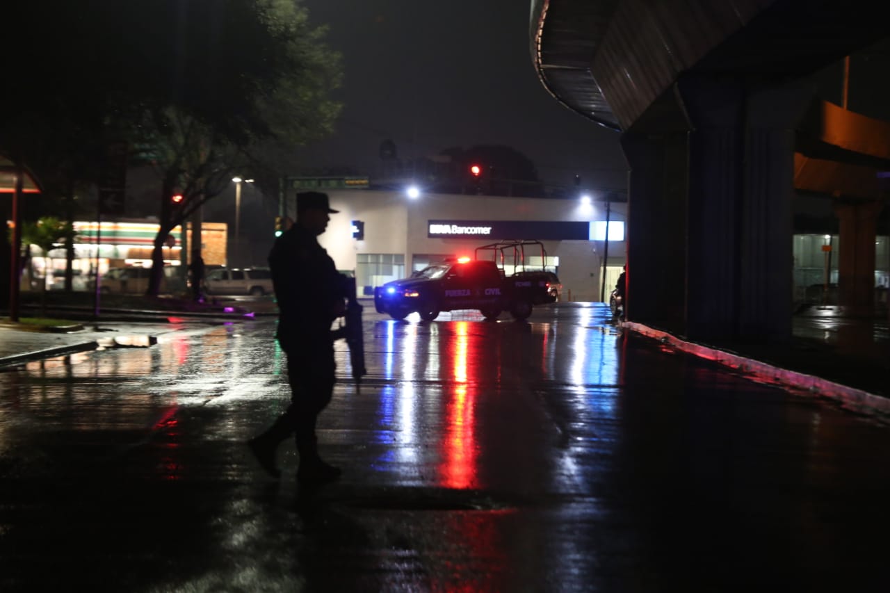 Una fuerte movilización se realizó ayer por la noche en penales del Estado. Foto: Roberto Alanís