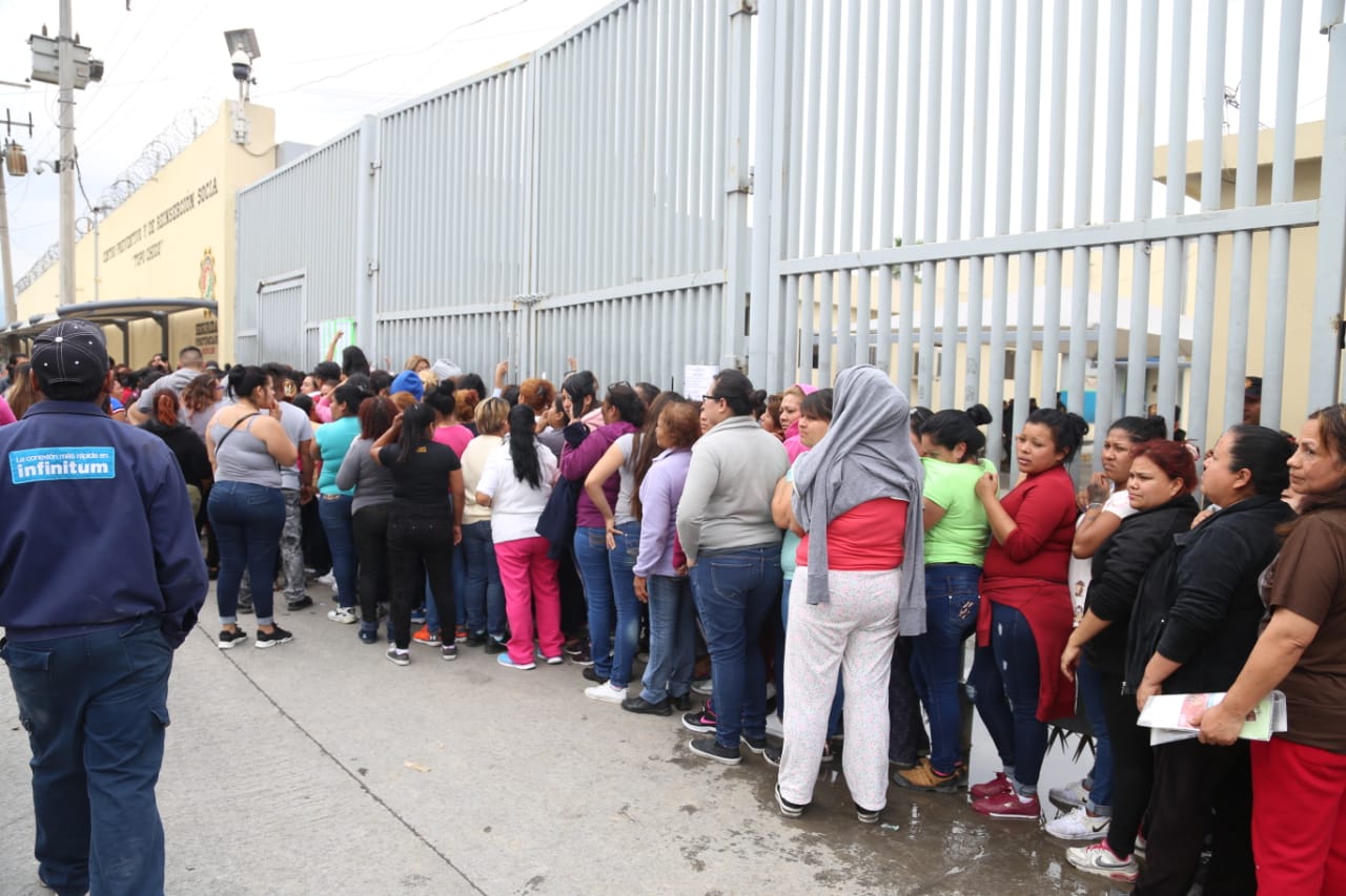 Con la intención de ser los primeros en la fila, algunos familiares discutieron por el lugar (Foto: Jorge López).