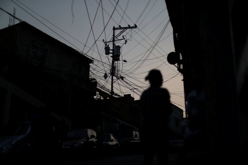 Miles de venezolanos se mantienen sin luz desde el lunes. (Reuters)
